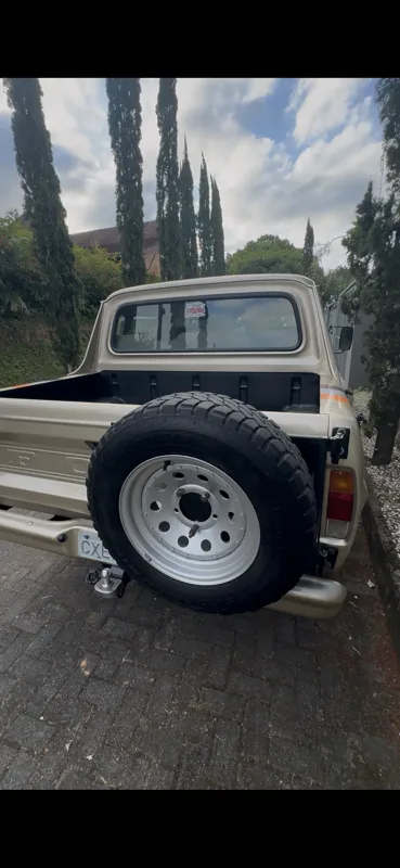 F1000 caçamba lateral